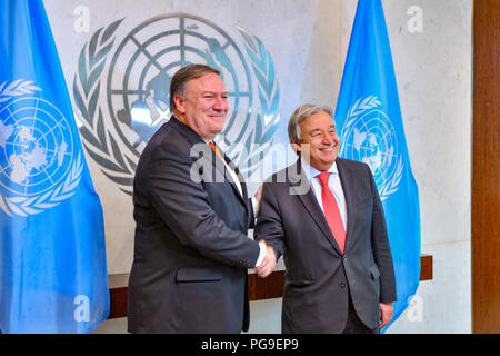 Us-Staatssekretär Michael R. Pompeo posiert für ein Foto mit dem Generalsekretär der Vereinten Nationen, Antonio Guterres, in New York, New York, am 20. Juli 2018. Stockfoto