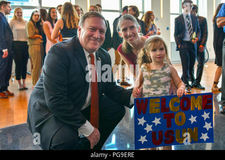 Us-Staatssekretär Michael R. Pompeo posiert für ein Foto mit uns Mission der Vereinten Nationen Mutter und Tochter in New York City, New York, am 20. Juli 2018. Stockfoto