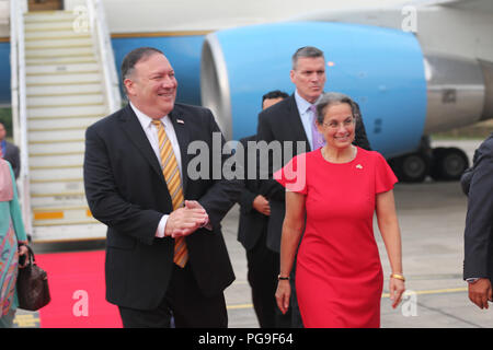 Staatssekretär Michael R. Pompeo kommt in Kuala Lumpur, Malaysia und wird durch Botschafter Lakhdhir, malaysische Greeters, Protokoll Offiziere, Dolmetscher begrüßt. Stockfoto