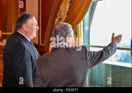 Staatssekretär Michael R. Pompeo erfüllt mit dem malaysischen Premierminister Tun Dr. Mahathir Mohamad im Büro des Premierministers in Putrajaya, Malaysia, am 3. August 2018. Stockfoto