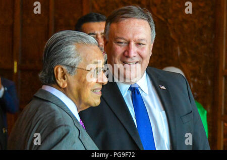 Staatssekretär Michael R. Pompeo erfüllt mit dem malaysischen Premierminister Tun Dr. Mahathir Mohamad im Büro des Premierministers in Putrajaya, Malaysia, am 3. August 2018. Stockfoto