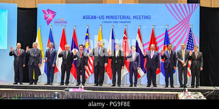 Staatssekretär Michael R. Pompeo an der ASEAN-Ministertagung am 3. August 2018, Singapur. Durch Myanmar Internationale Zusammenarbeit Minister Kyaw Zinn, philippinische SOM Führer, Singapur Außenminister Vivian Balakrishnan, thailändischen Außenminister Don Pramudwinai, Vietnamesisch Stellvertretender Ministerpräsident und Außenminister Pham Binh Minh, US-Außenminister Mike Pompeo, Malaysischen Außenminister Abdullah Saifuddin, Lao Außenminister Saleumxay Kommasith, Brunei zweiter Minister für Auswärtige Angelegenheiten und Handel Erywan bin Pehin Yusof, Kambodschas Außenminister Sokhonn Prak, Indonesische SOM leader beigetreten und Stockfoto