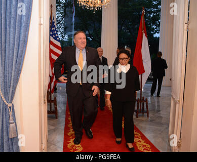 Staatssekretär Michael R. Pompeo erfüllt mit dem indonesischen Außenminister Retno Marsudi, in Jakarta, Indonesien, 4. August 2018. Stockfoto