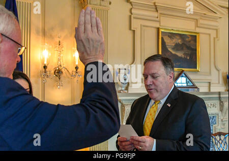Sekretär Pompeo amtiert die Swearing-In Zeremonie für Botschafter James F. Jeffrey als Sonderbeauftragten für Syrien Engagement, an der Abteilung Staat am 17. August 2018. Stockfoto