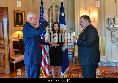 Sekretär Pompeo amtiert die Swearing-In Zeremonie für Botschafter James F. Jeffrey als Sonderbeauftragten für Syrien Engagement, an der Abteilung Staat am 17. August 2018. Stockfoto