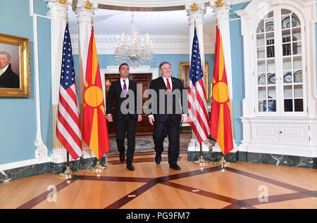 Staatssekretär Michael R. Pompeo erfüllt mit mazedonischen Außenminister Nikola Dimitrov, vor Ihrer Sitzung an das State Department in Washington, DC am 21. August 2018. Stockfoto