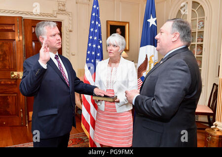 Us-Staatssekretär Michael R. Pompeo amtiert die Vereidigung von Steven Biegun als Sonderbeauftragter für Nordkorea im US-Außenministerium in Washington, D.C. am 23. August 2018. Stockfoto