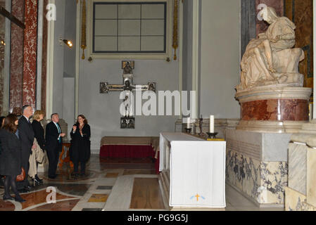 Stellvertretender Staatssekretär John Sullivan Touren der Basilika von St. Peter in Rom, Italien Am 19. Februar 2018. Stockfoto