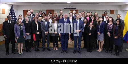 Staatssekretär für politische Angelegenheiten Thomas Shannon posiert für ein Foto mit dem US-Botschafter in Kolumbien Kevin Whitaker und schnelle Offizieren des US-Botschaft Bogota in Bogota, Kolumbien, am 28. Februar 2018. Stockfoto