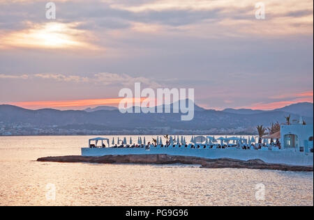 MALLORCA, SPANIEN - 21. JULI 2012: Schöne Landschaft über die Bucht von Palma mit Puro Beach Club weißen Sonnenschirmen an einem sonnigen Sommertag am Juli 21, 2012 in Mals Stockfoto