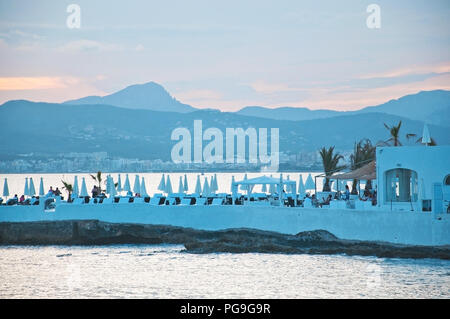 MALLORCA, SPANIEN - 21. JULI 2012: Schöne Landschaft über die Bucht von Palma mit Puro Beach Club weißen Sonnenschirmen an einem sonnigen Sommertag am Juli 21, 2012 in Mals Stockfoto