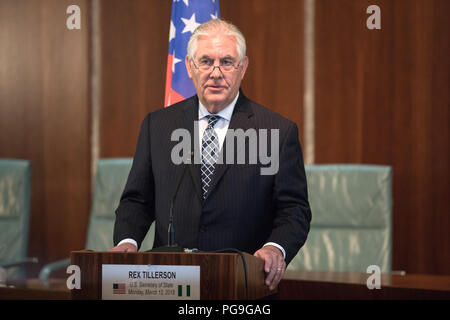 Us-Staatssekretär Rex Tillerson liefert Erläuterungen zu einem gemeinsamen drücken Sie die Verfügbarkeit der Aso Rock Presidential Villa, Abuja, Nigeria am 12. März 2018. Stockfoto