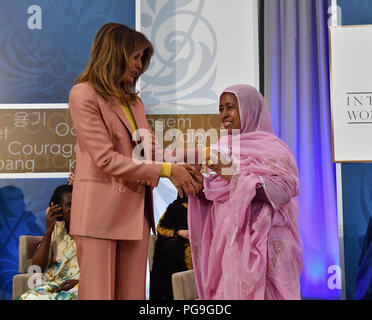 First Lady der Vereinigten Staaten Melania Trump präsentiert die 2018 Internationale Frauen der Mut (IWOC) Award L'Malouma sagte von Mauretanien im Rahmen einer Zeremonie in der US-amerikanischen State Department in Washington, D.C. am 23. März 2018. Stockfoto