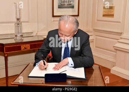 Der chinesische Botschafter in die Vereinigten Staaten Cui Tiankai Zeichen der Staatlichen Abteilung Gästebuch vor seinem Treffen mit dem amtierenden Außenminister John Sullivan des US-Außenministeriums, in Washington, D.C. am 4. April 3018. Stockfoto