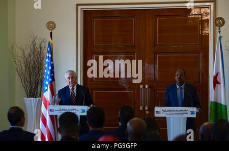 Us-Staatssekretär Rex Tillerson nimmt an einer gemeinsamen Verfügbarkeit mit djiboutian Außenminister Mahmoud Ali Youssouf im Präsidentenpalast in Djibouti, Dschibuti am 9. März 2018. Stockfoto