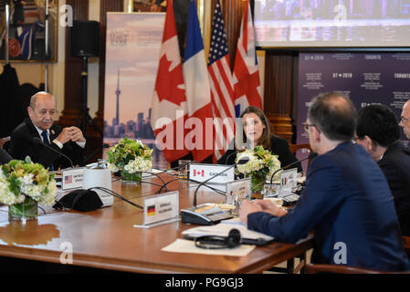 Kanadische Außenminister Chrystia Freeland hosts theG-7 Außenminister-Sitzung über den Nahen Osten, in Toronto, Kanada, 22. April 2018. Französischer Minister für Europa- und Außenpolitik Jean-Yves Le Drian ist neben ihr sitzt. Stockfoto