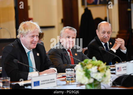 Die Außenminister John Sullivan beteiligt sich an der Arbeitssitzung der G-7-Außenminister über den Nahen Osten, in Toronto, Kanada, 22. April 2018. Britische Außenminister Boris Johnson und der französische Minister für Europa- und Außenpolitik Jean-Yves Le Drian sind neben ihm sitzt. Stockfoto