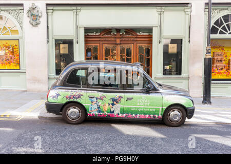 Ein Black Cab vor Fortnum & Mason, das berühmte Kaufhaus in Piccadilly, London, UK geparkt Stockfoto