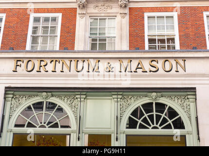 Die Außenseite des berühmten Kaufhaus mit Beschilderung, Fortnum & Mason, Piccadilly, London, UK Stockfoto