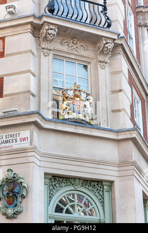 Ein Blick auf die Königliche Ermächtigung für Königin Elizabeth II außerhalb Fortnum & Mason, weltberühmte Kaufhaus in Piccadilly, London Stockfoto