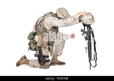 Traurig Soldat kniend, weil der Freund Tod Stockfoto