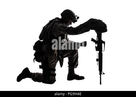 Traurig Soldat kniend, weil der Freund Tod Stockfoto
