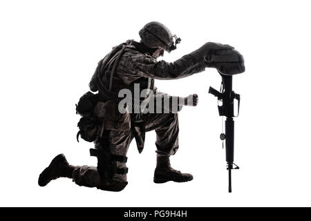 Traurig Soldat kniend, weil der Freund Tod Stockfoto