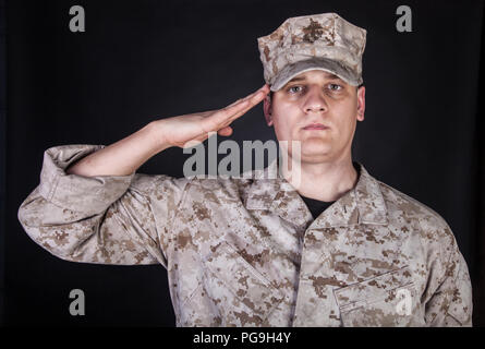 Portrait von Marine salutierte und Kamera Stockfoto