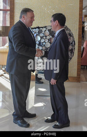 Us-Staatssekretär Mike Pompeo erfüllt mit dem japanischen Außenminister Taro Kono, in Amman, Jordanien, am 30. April 2018. Stockfoto