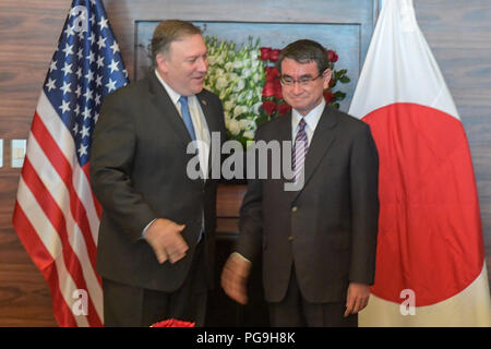 Us-Staatssekretär Mike Pompeo erfüllt mit dem japanischen Außenminister Taro Kono, in Amman, Jordanien, am 30. April 2018. Stockfoto