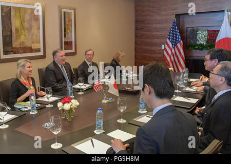 Us-Staatssekretär Mike Pompeo erfüllt mit dem japanischen Außenminister Taro Kono, in Amman, Jordanien, am 30. April 2018. Stockfoto