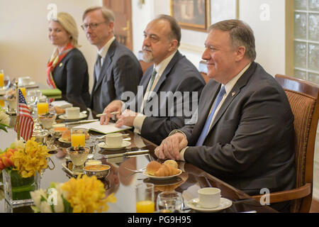 Us-Staatssekretär Mike Pompeo ein Arbeitsfrühstück besucht Gehostet von jordanischen Außenminister Ayman Safadi, in Amman, Jordanien, am 30. April 2018. Stockfoto