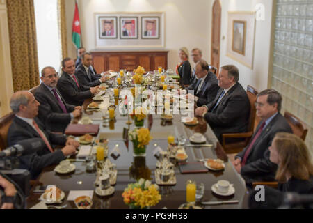 Us-Staatssekretär Mike Pompeo ein Arbeitsfrühstück besucht Gehostet von jordanischen Außenminister Ayman Safadi, in Amman, Jordanien, am 30. April 2018. Stockfoto