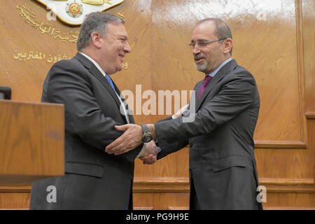 Us-Staatssekretär Mike Pompeo hält eine Gemeinsame drücken Sie die Verfügbarkeit mit jordanischen Außenminister Ayman Safadi, in Amman, Jordanien, am 30. April 2018. Stockfoto