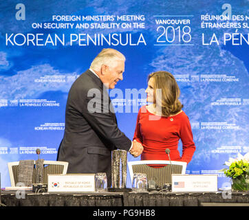 Us-Staatssekretär Rex Tillerson, die von den kanadischen Außenminister Chrystia Freeland bei der Begrüßung und einleitende Bemerkungen von der Koreanischen Halbinsel Gipfel in Vancouver, Kanada, am 16. Januar 2018 begrüßt wird. Stockfoto