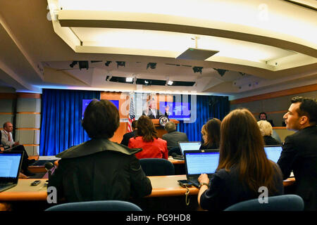 Us-Staatssekretär Mike Pompeo Adressen Reporter während der Pressekonferenz des US-Außenministeriums, in Washington, D.C., am 22. Mai 2018. Stockfoto