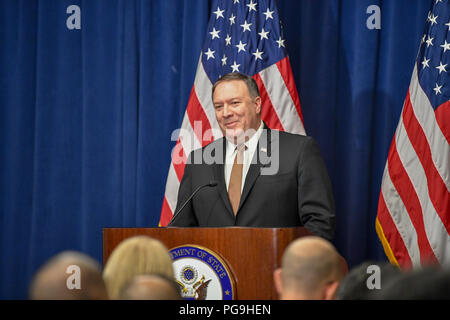 Us-Staatssekretär Mike Pompeo Adressen Reporter an einer Presse Verfügbarkeit die Lotte New York Palace Hotel in New York City, NY, am 31. Mai 2018. Stockfoto