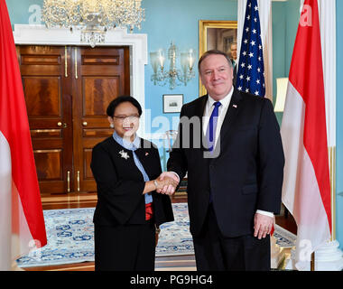Us-Staatssekretär Mike Pompeo begrüßt indonesische Außenminister Retno Marsudi an das US-Außenministerium in Washington, D.C., am 5. Juni 2018. Stockfoto