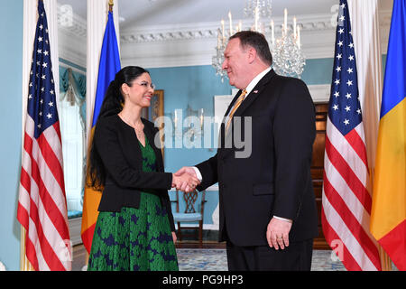 Us-Staatssekretär Michael R. Pompeo erfüllt mit rumänischen Stellvertretender Premierminister Ana Birchall vor ihrer Sitzung, des US-Außenministeriums, in Washington, DC, am 15. Juni 2018. Stockfoto