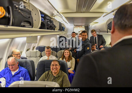 Us-Staatssekretär Michael R. Pompeo grüßt Zustand Abteilung Personal und die Reisen drücken Sie vor der Abreise für Pjöngjang an Joint Base Andrews in Camp Springs, Maryland am 5. Juli 2018. Stockfoto