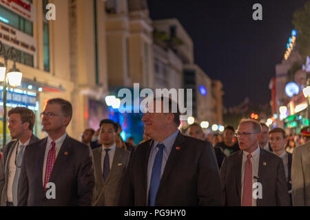Us-Staatssekretär Michael R. Pompeo dauert eine Tour zu Fuß von Hanoi mit US-Botschafter in Vietnam Daniel J. Kritenbrink am 8. Juli in Hanoi, Vietnam 2018. Stockfoto
