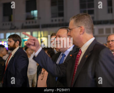 Us-Staatssekretär Michael R. Pompeo dauert eine Tour zu Fuß von Hanoi mit US-Botschafter in Vietnam Daniel J. Kritenbrink am 8. Juli in Hanoi, Vietnam 2018. Stockfoto