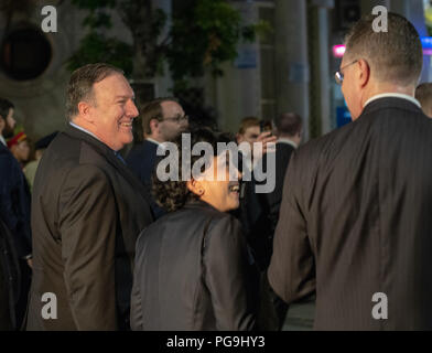 Us-Staatssekretär Michael R. Pompeo dauert eine Tour zu Fuß von Hanoi mit US-Botschafter in Vietnam Daniel J. Kritenbrink am 8. Juli in Hanoi, Vietnam 2018. Stockfoto