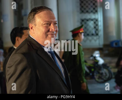 Us-Staatssekretär Michael R. Pompeo dauert eine Tour zu Fuß von Hanoi mit US-Botschafter in Vietnam Daniel J. Kritenbrink am 8. Juli in Hanoi, Vietnam 2018. Stockfoto