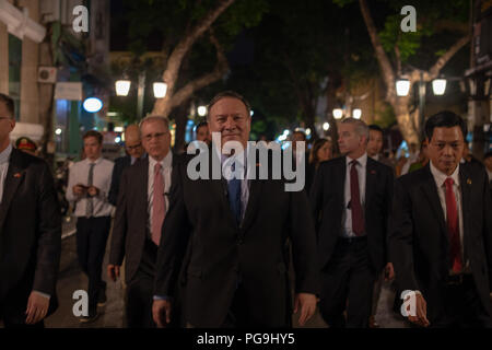 Us-Staatssekretär Michael R. Pompeo dauert eine Tour zu Fuß von Hanoi mit US-Botschafter in Vietnam Daniel J. Kritenbrink am 8. Juli in Hanoi, Vietnam 2018. Stockfoto