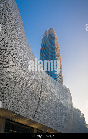 San Francisco, CA - 12. August 2018: Der Salesforce Turm ist sichtbar hinter dem Salesforce Transit Center bei der Eröffnung des Versandverfahrens Stockfoto