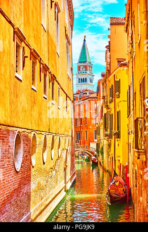 Schmale Seite Kanal mit Gondeln in Venedig an sonnigen Sommertagen, Italien Stockfoto