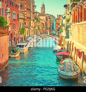 Kanal mit angelegten Motorboote in Venedig am sonnigen Sommertag, Italien. Vintage Style getönt Stockfoto
