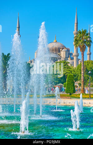 Brunnen auf Sultanahmet Platz neben der Blauen Moschee in Istanbul, Türkei Stockfoto