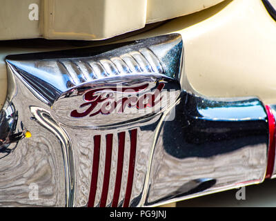 Ares Spanien August 18, 2018 - Emblem von Vintage Ford Auto Stockfoto